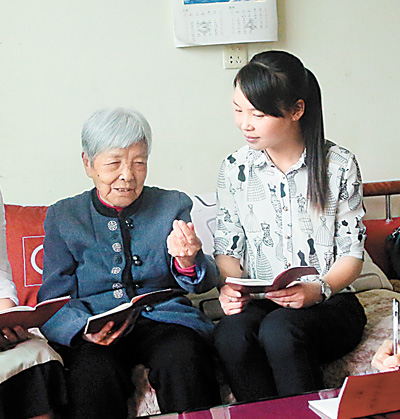 龚全珍（左）在讲述。贺治斌摄（人民视觉）